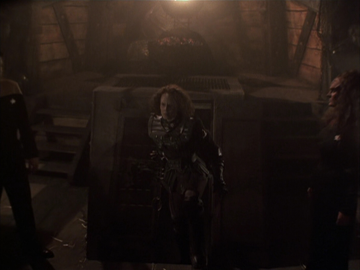 extant_StarTrek_VOY_6x03-BargeOfTheDead_03438.jpg