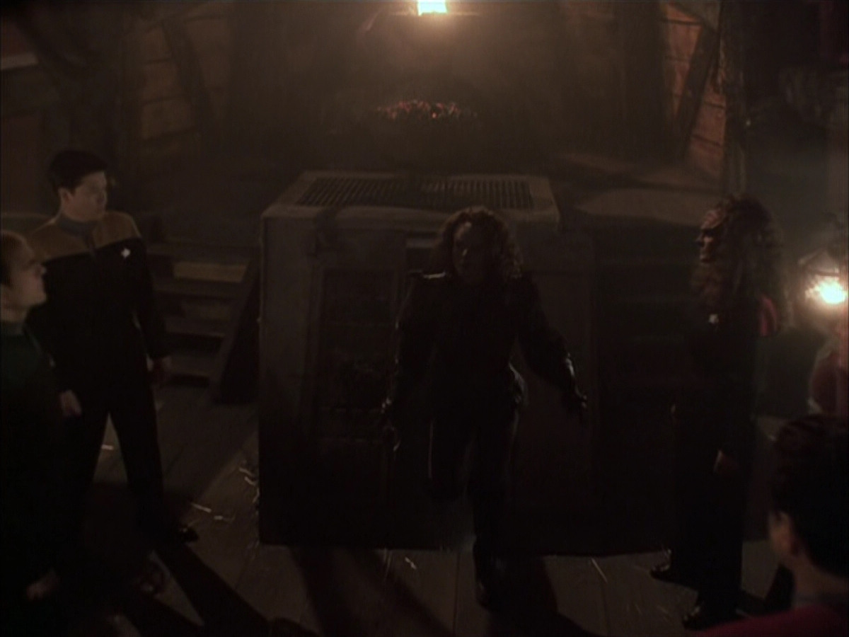 extant_StarTrek_VOY_6x03-BargeOfTheDead_03439.jpg