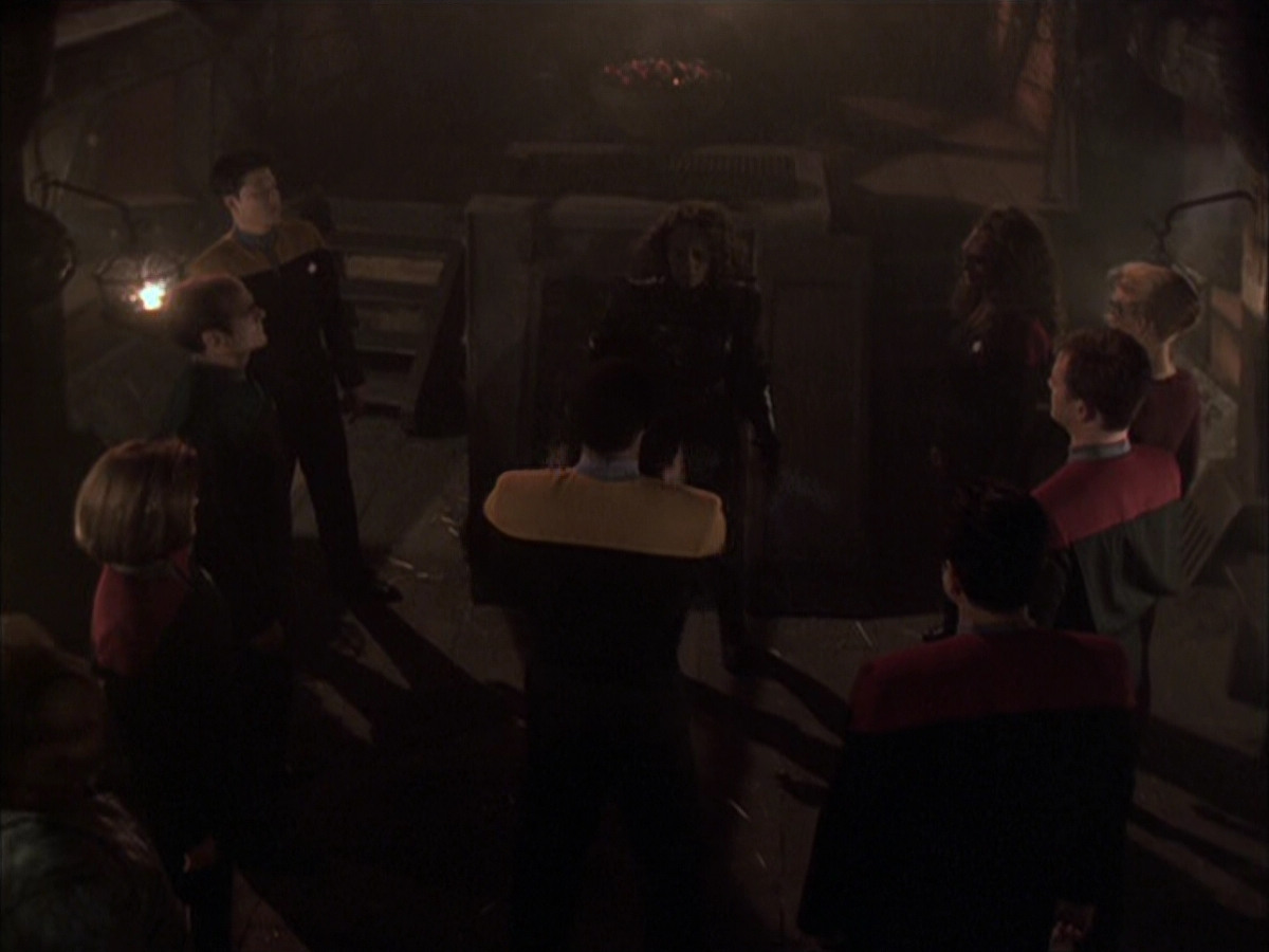 extant_StarTrek_VOY_6x03-BargeOfTheDead_03446.jpg