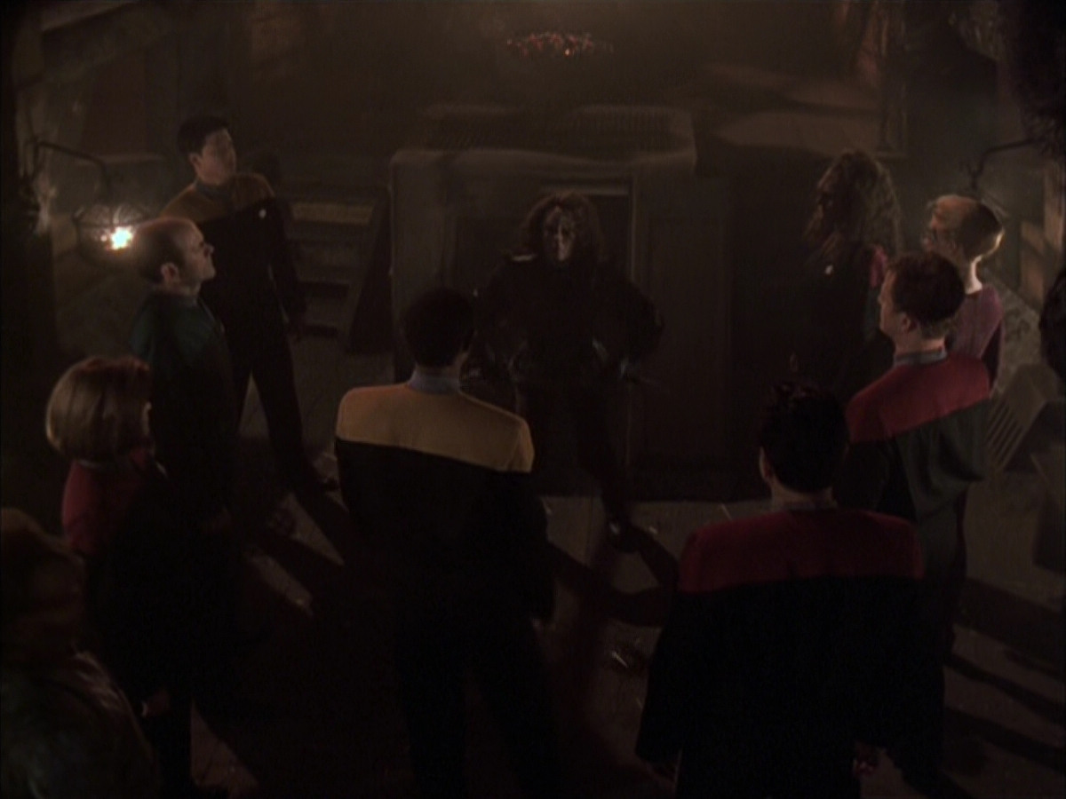 extant_StarTrek_VOY_6x03-BargeOfTheDead_03447.jpg