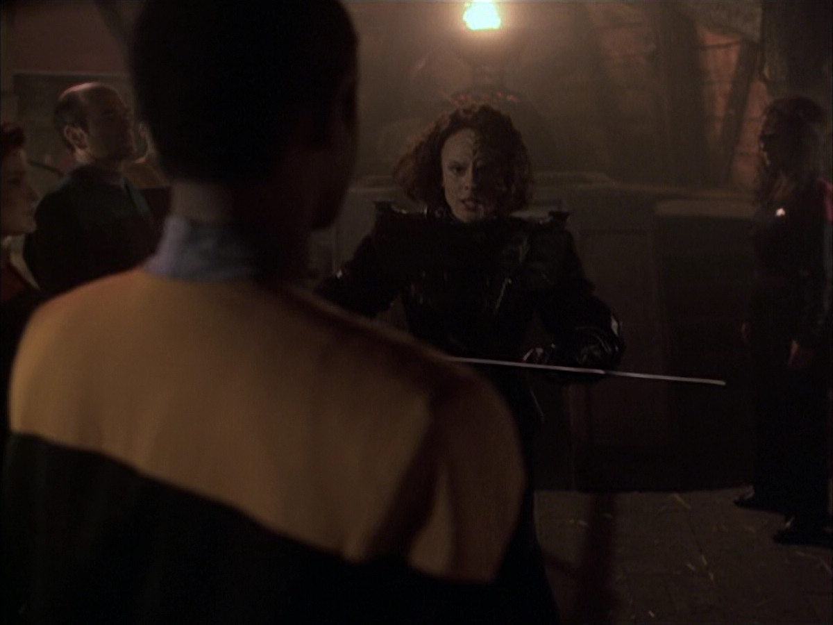 extant_StarTrek_VOY_6x03-BargeOfTheDead_03455.jpg