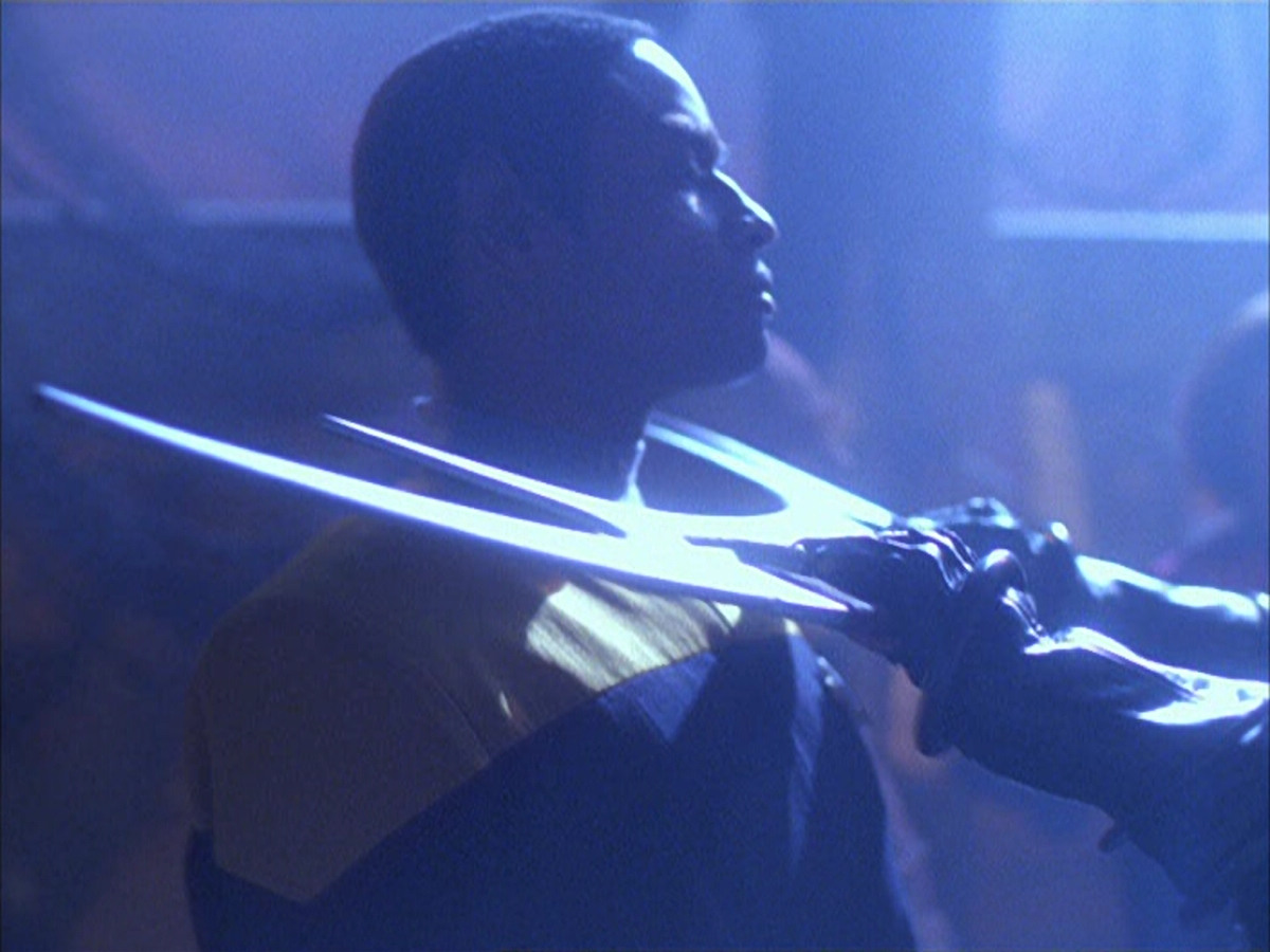 extant_StarTrek_VOY_6x03-BargeOfTheDead_03458.jpg