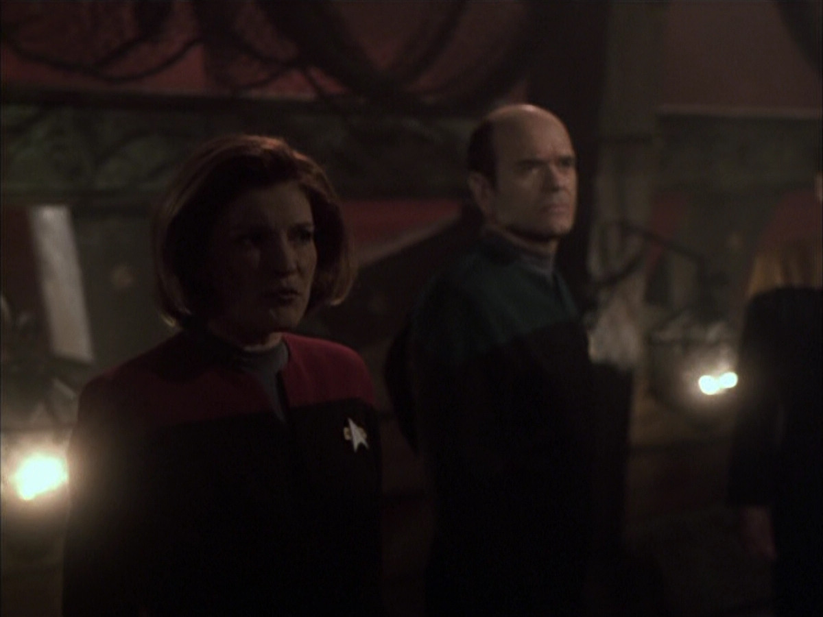 extant_StarTrek_VOY_6x03-BargeOfTheDead_03463.jpg