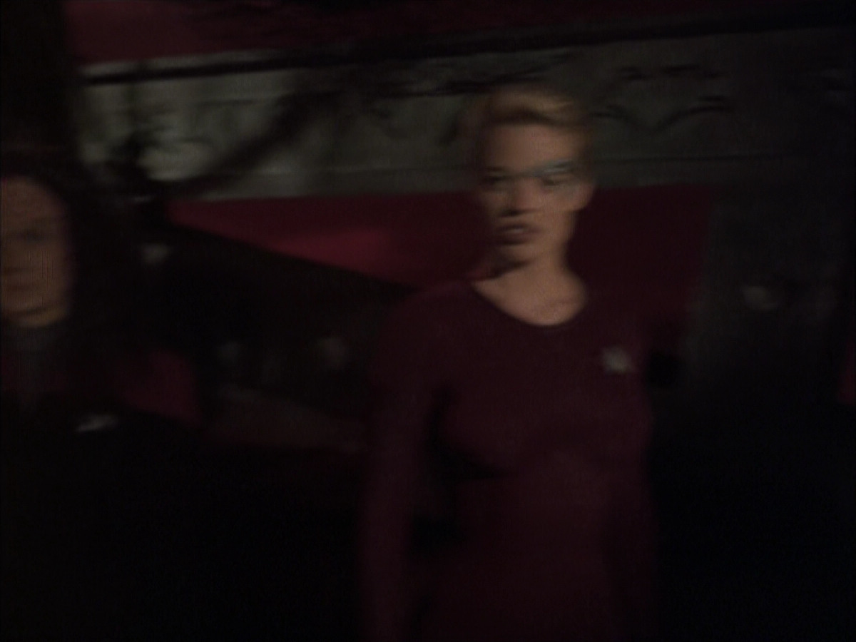 extant_StarTrek_VOY_6x03-BargeOfTheDead_03467.jpg