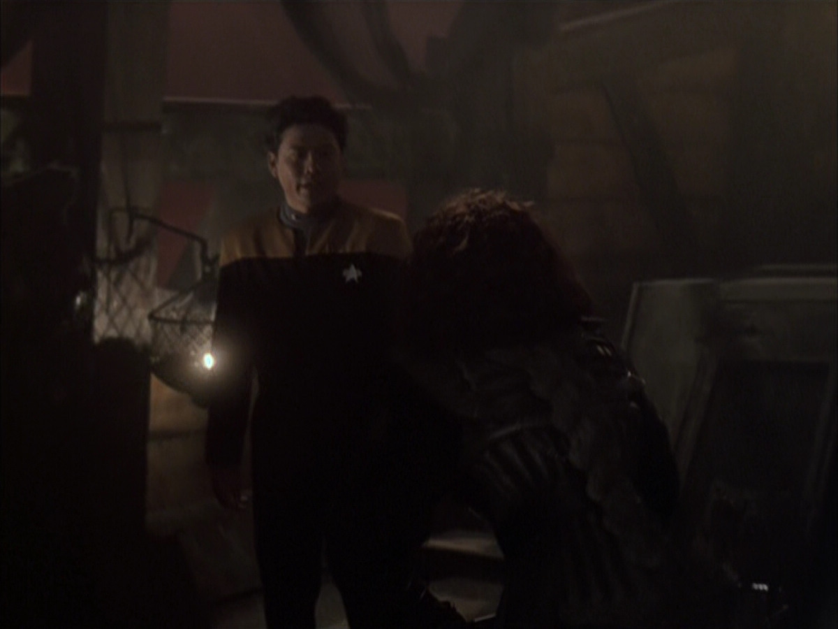 extant_StarTrek_VOY_6x03-BargeOfTheDead_03475.jpg