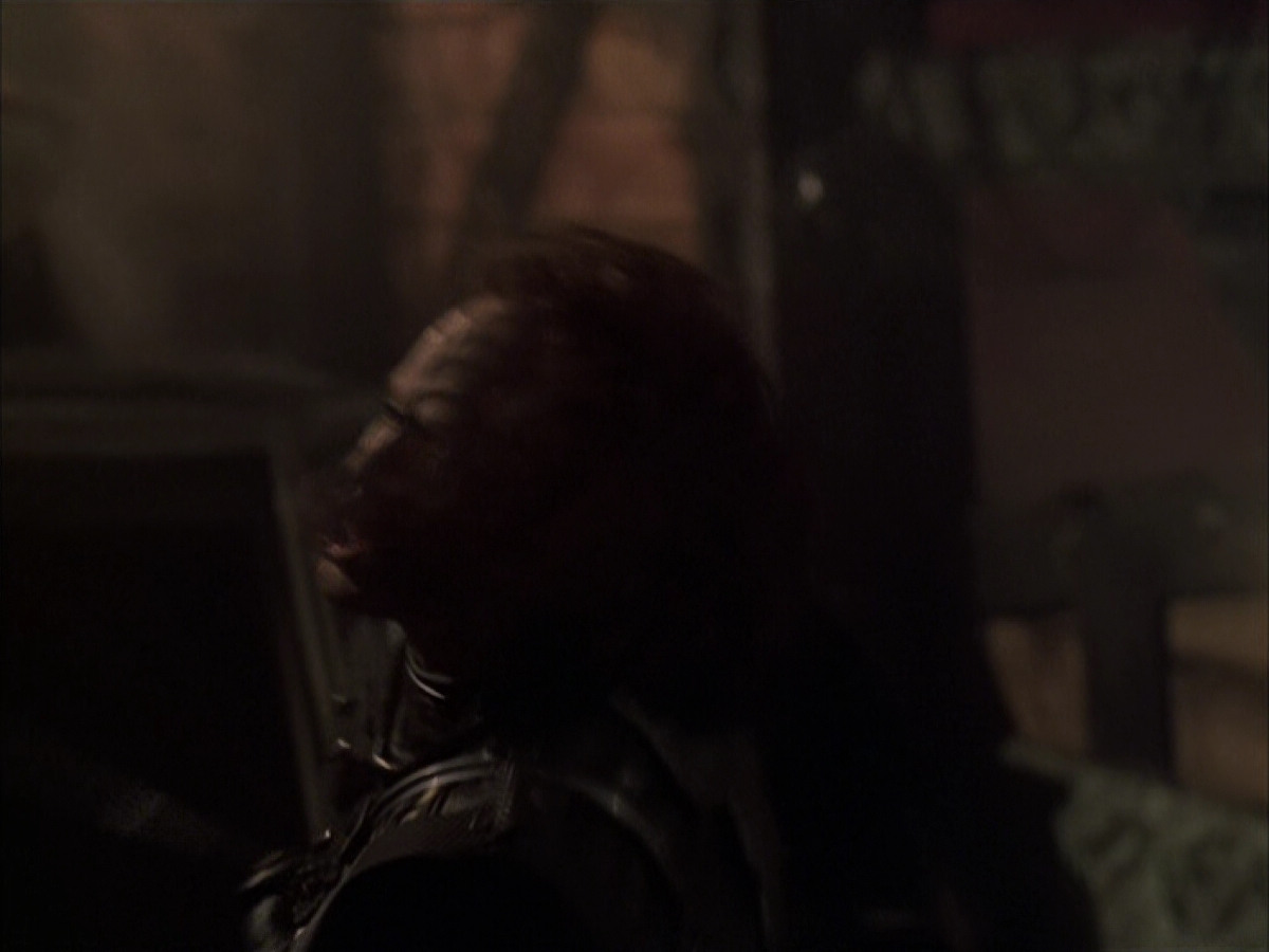 extant_StarTrek_VOY_6x03-BargeOfTheDead_03496.jpg