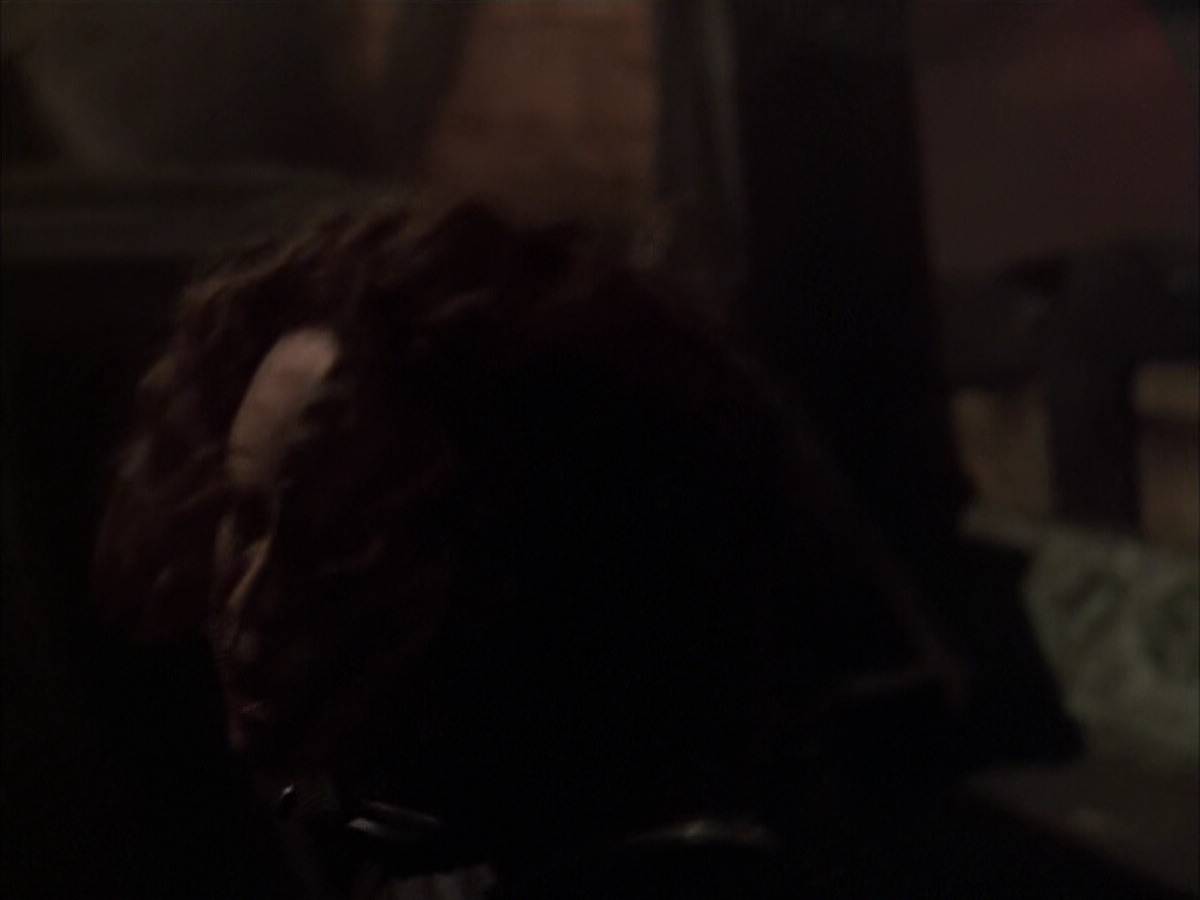 extant_StarTrek_VOY_6x03-BargeOfTheDead_03497.jpg