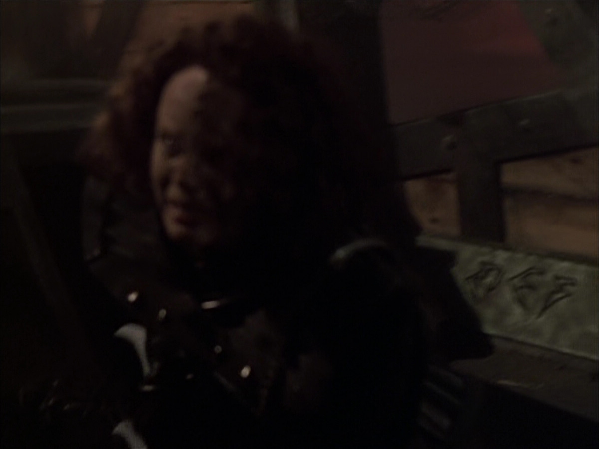 extant_StarTrek_VOY_6x03-BargeOfTheDead_03498.jpg