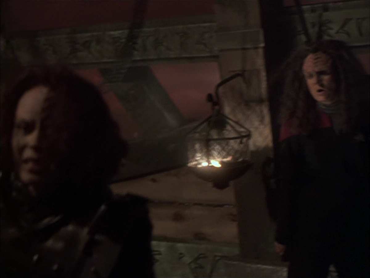 extant_StarTrek_VOY_6x03-BargeOfTheDead_03499.jpg