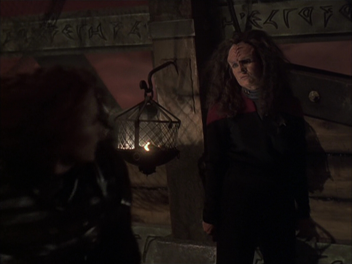 extant_StarTrek_VOY_6x03-BargeOfTheDead_03500.jpg