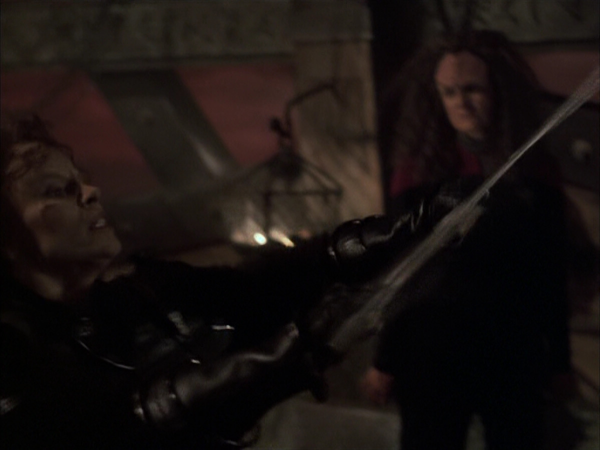 extant_StarTrek_VOY_6x03-BargeOfTheDead_03509.jpg