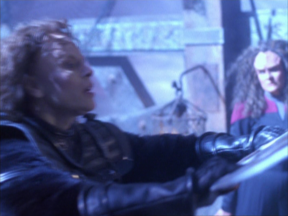 extant_StarTrek_VOY_6x03-BargeOfTheDead_03510.jpg
