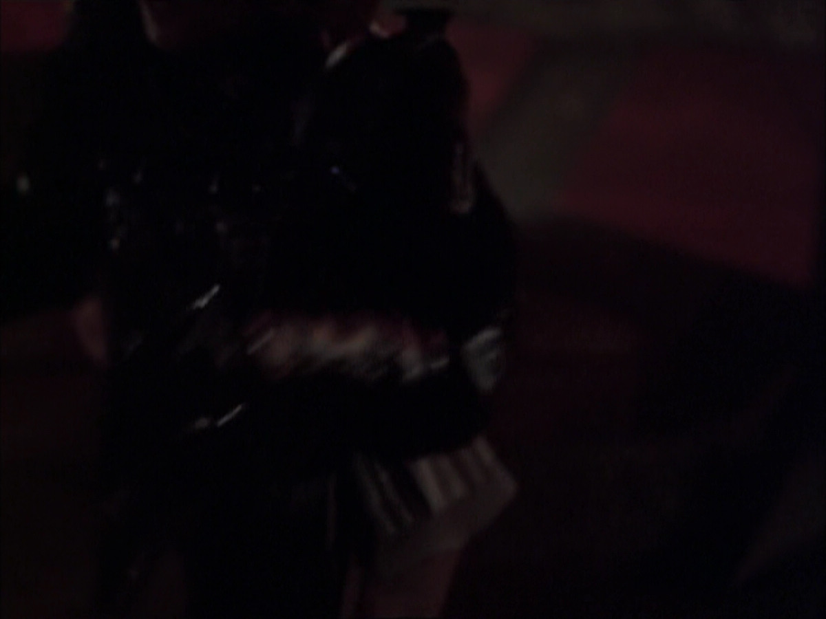 extant_StarTrek_VOY_6x03-BargeOfTheDead_03531.jpg