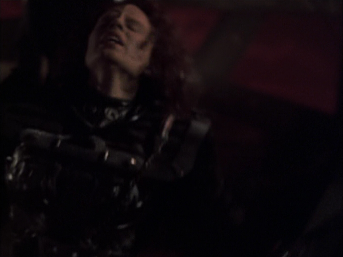 extant_StarTrek_VOY_6x03-BargeOfTheDead_03532.jpg