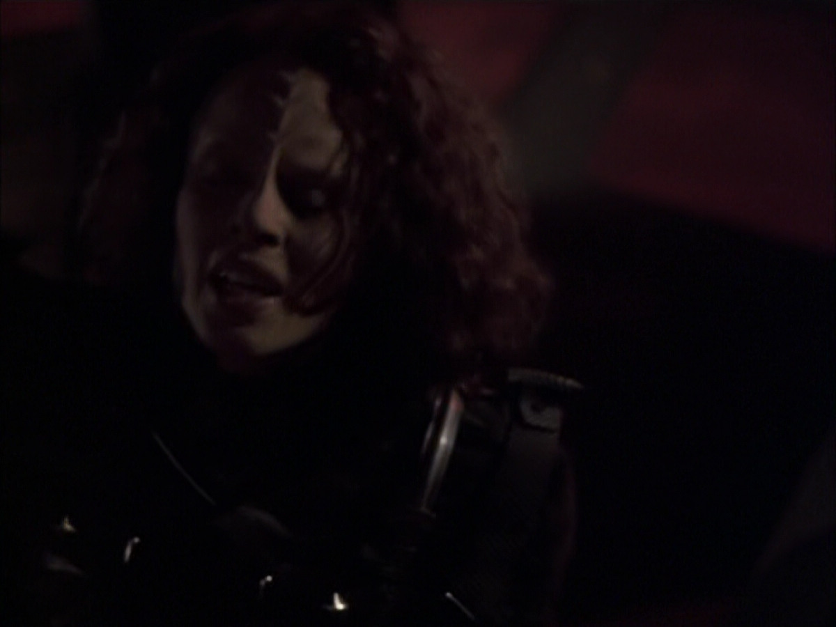 extant_StarTrek_VOY_6x03-BargeOfTheDead_03533.jpg