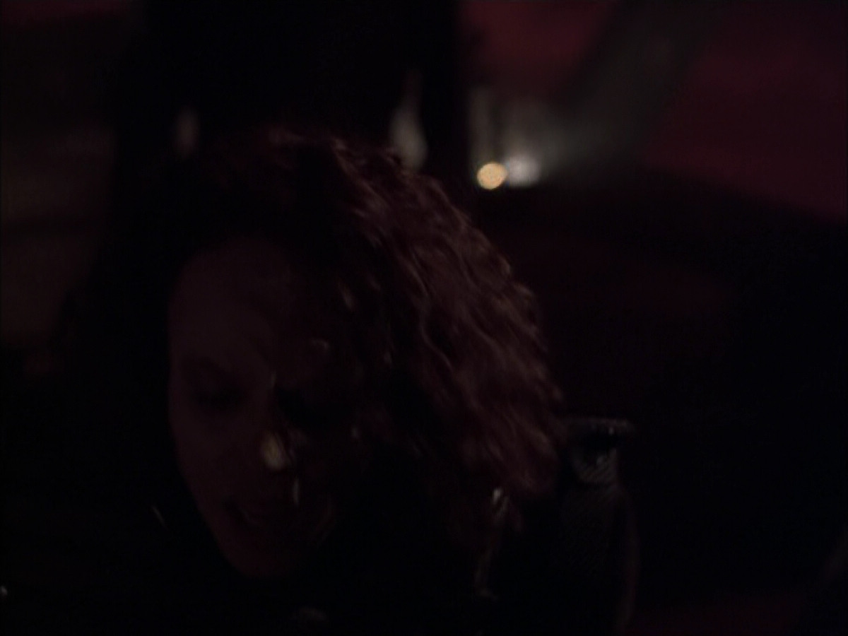 extant_StarTrek_VOY_6x03-BargeOfTheDead_03534.jpg