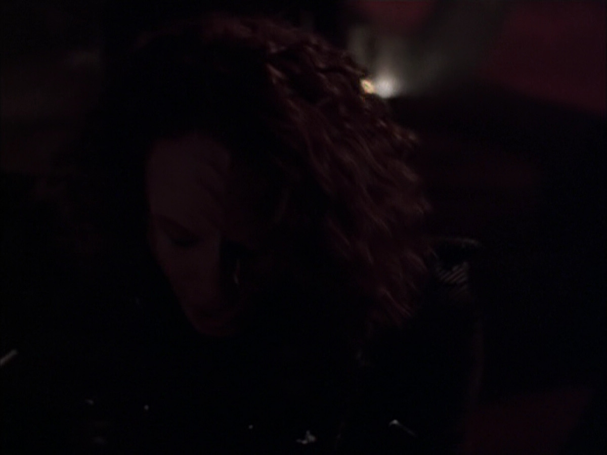 extant_StarTrek_VOY_6x03-BargeOfTheDead_03535.jpg