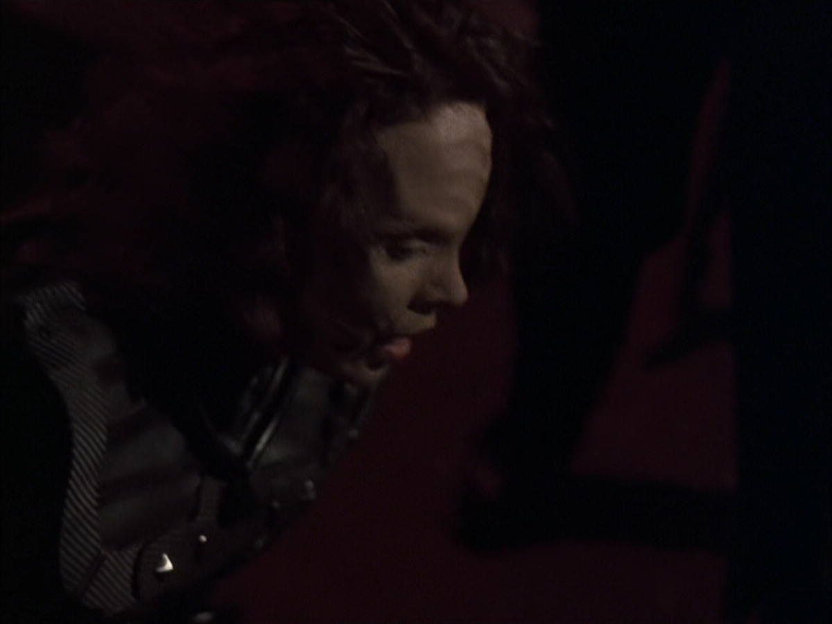 extant_StarTrek_VOY_6x03-BargeOfTheDead_03550.jpg