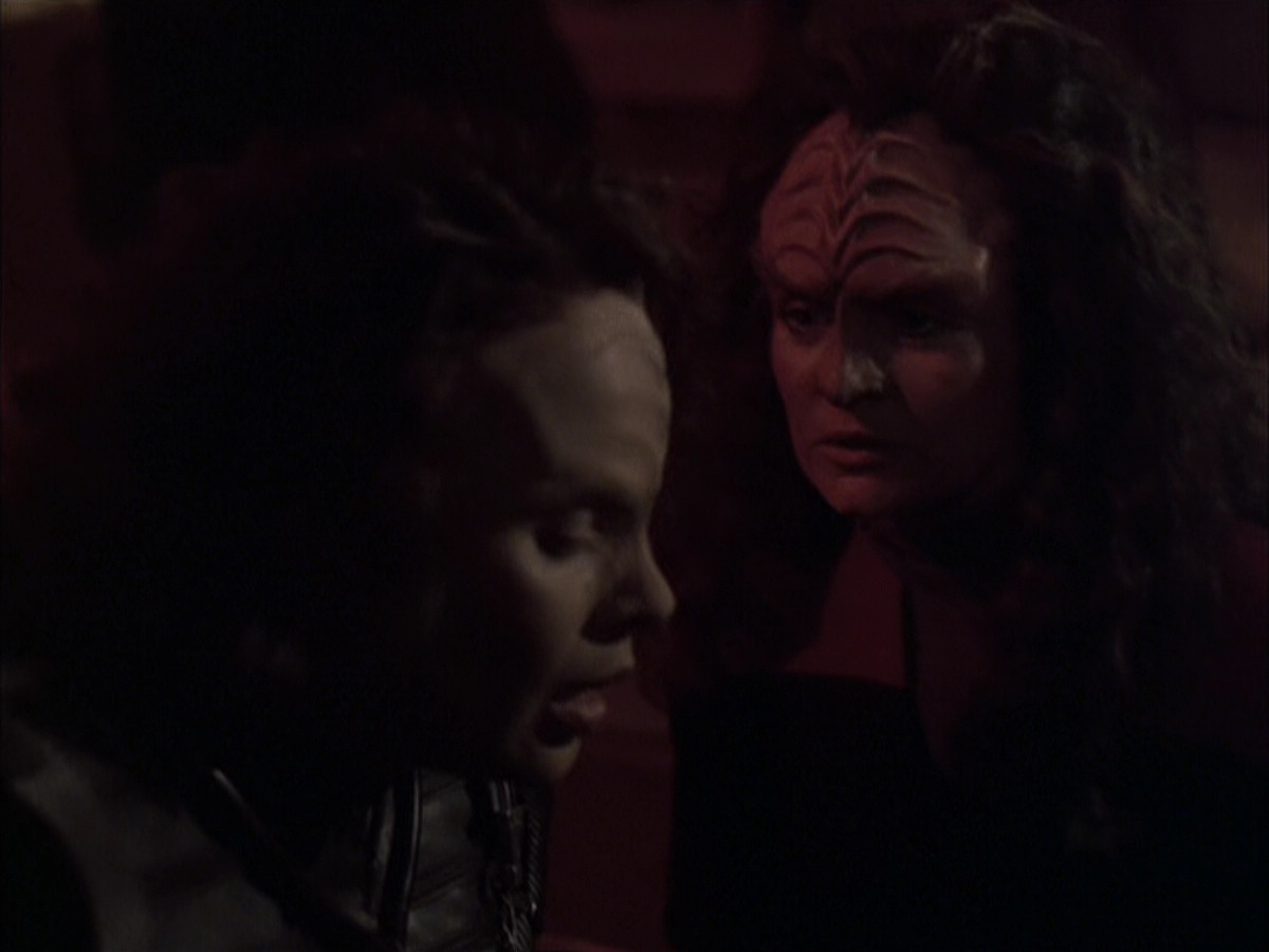 extant_StarTrek_VOY_6x03-BargeOfTheDead_03553.jpg