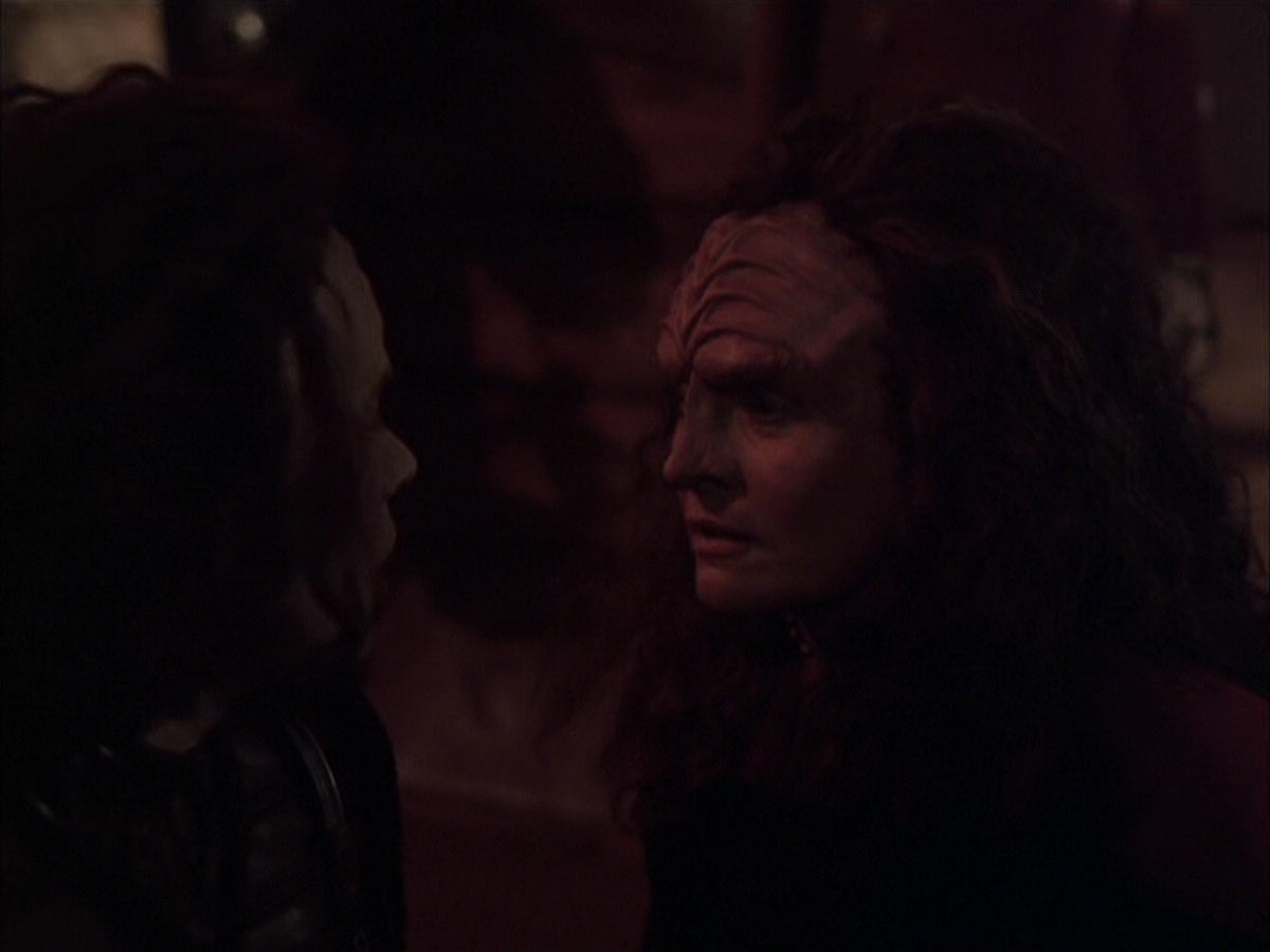 extant_StarTrek_VOY_6x03-BargeOfTheDead_03556.jpg