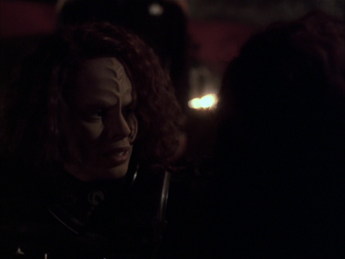 extant_StarTrek_VOY_6x03-BargeOfTheDead_03557.jpg