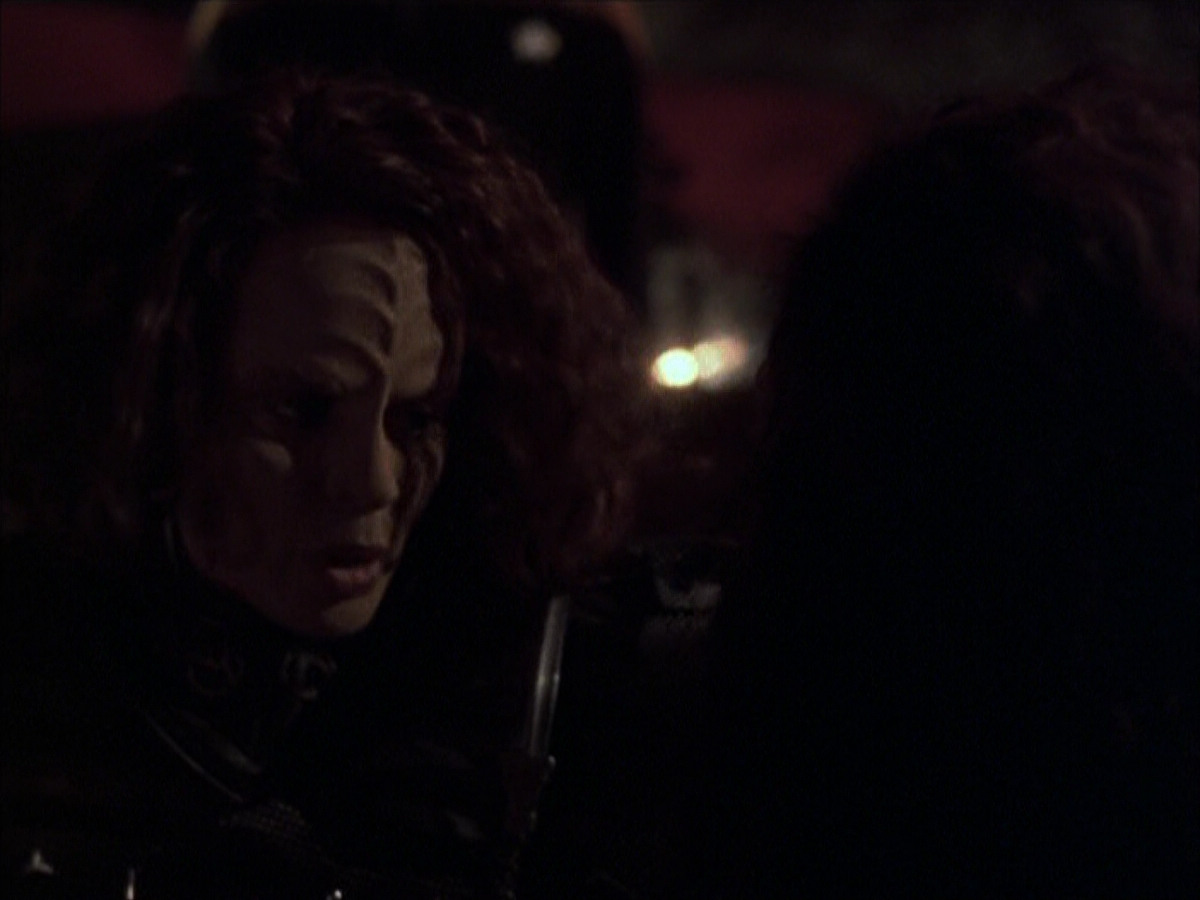 extant_StarTrek_VOY_6x03-BargeOfTheDead_03560.jpg