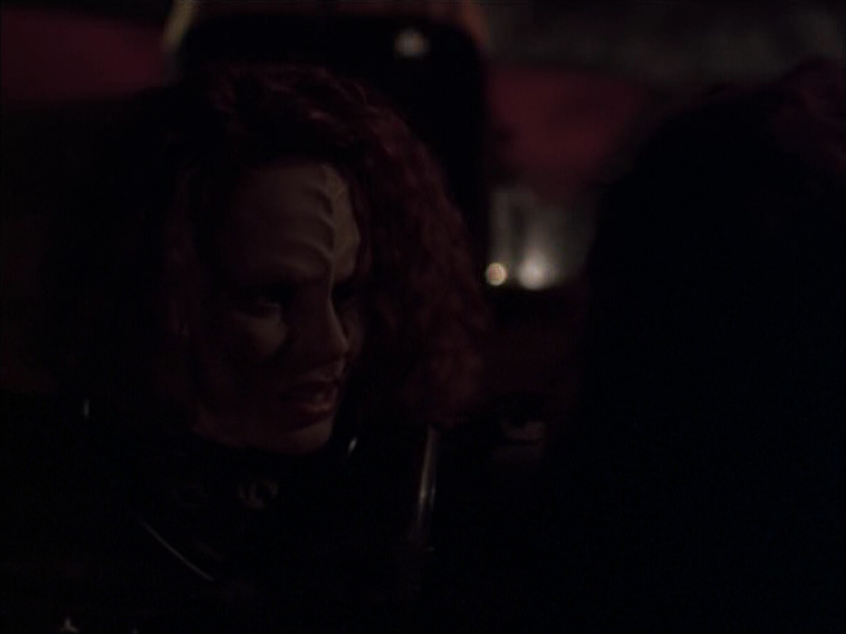 extant_StarTrek_VOY_6x03-BargeOfTheDead_03561.jpg