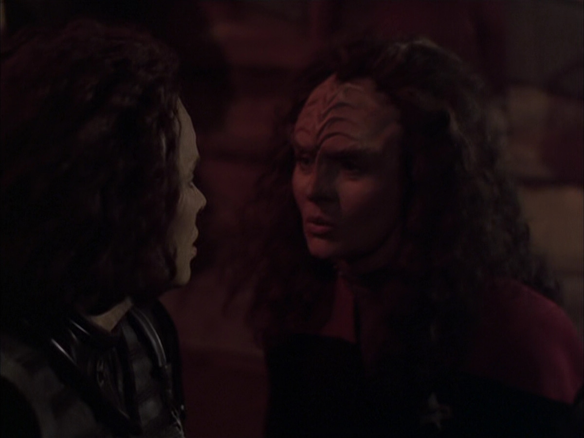 extant_StarTrek_VOY_6x03-BargeOfTheDead_03575.jpg
