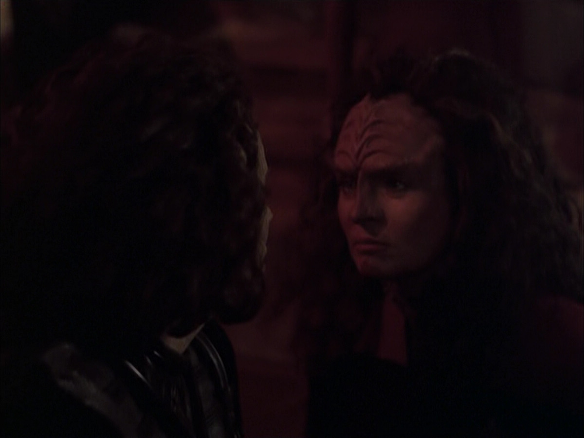 extant_StarTrek_VOY_6x03-BargeOfTheDead_03580.jpg