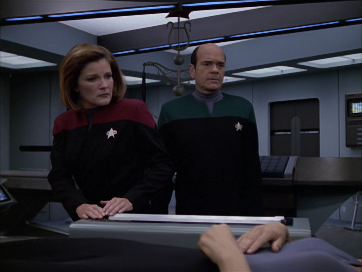 extant_StarTrek_VOY_6x03-BargeOfTheDead_03597.jpg