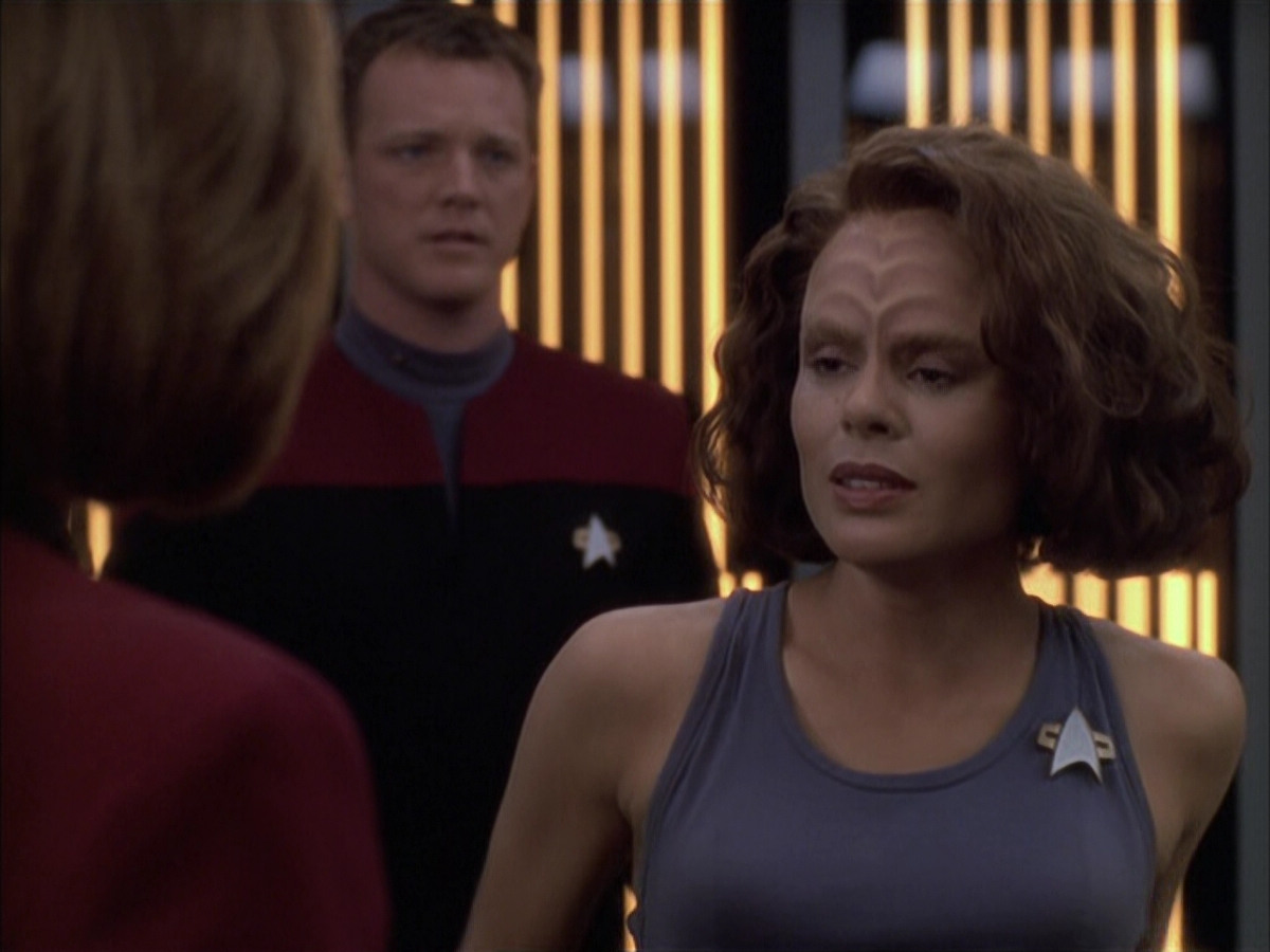 extant_StarTrek_VOY_6x03-BargeOfTheDead_03615.jpg
