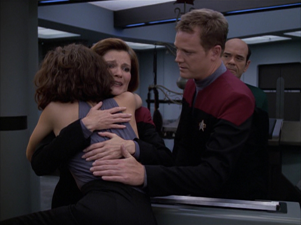 extant_StarTrek_VOY_6x03-BargeOfTheDead_03624.jpg