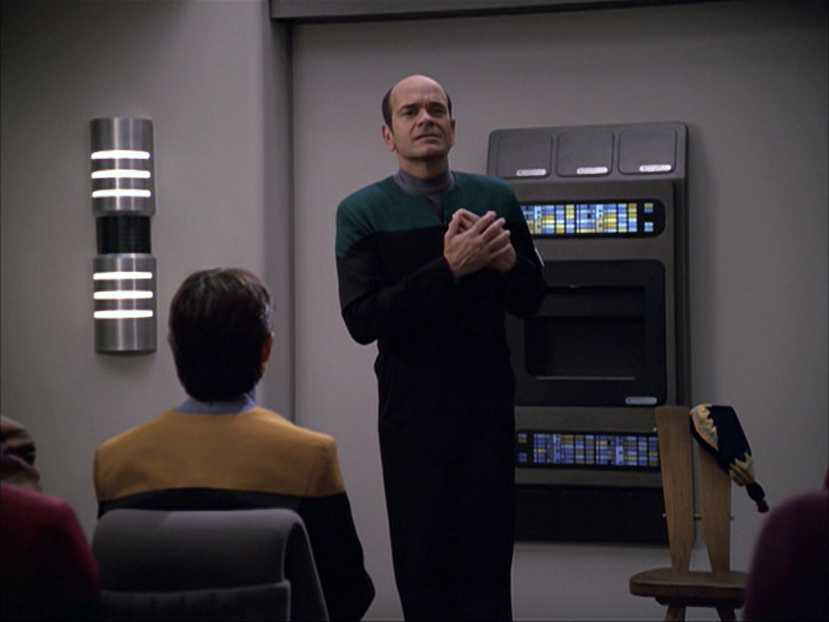 extant_StarTrek_VOY_6x04-TinkerTenorDoctorSpy_00047.jpg