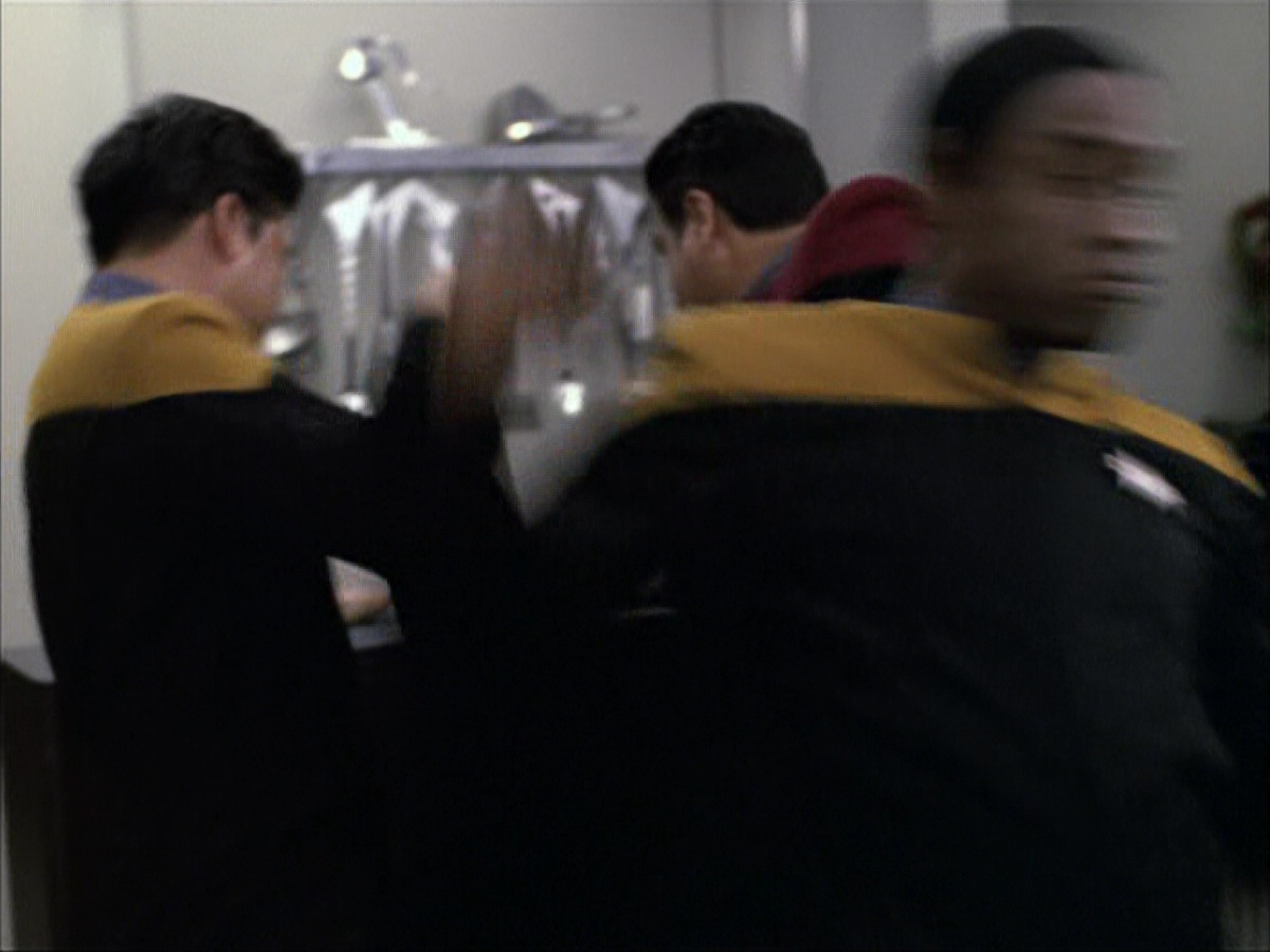 extant_StarTrek_VOY_6x04-TinkerTenorDoctorSpy_00145.jpg