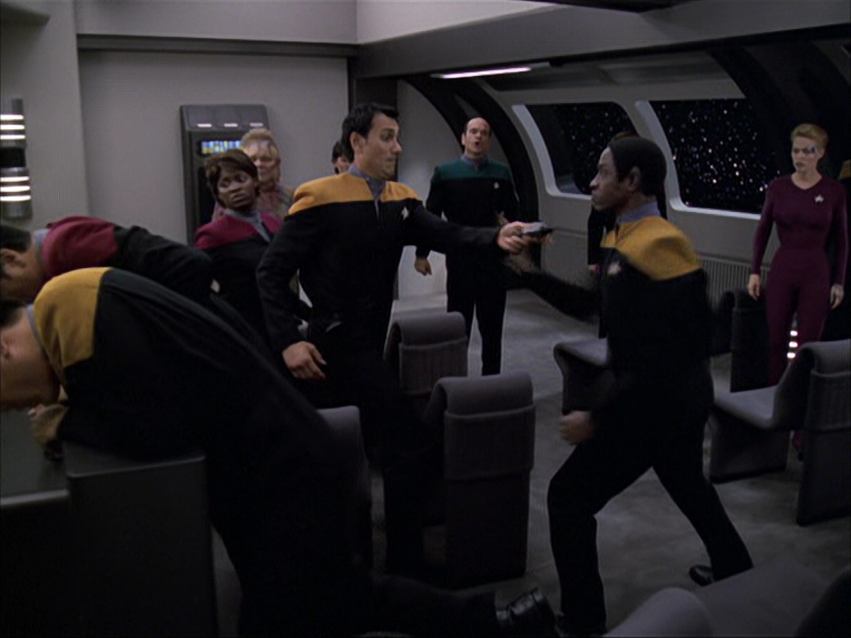 extant_StarTrek_VOY_6x04-TinkerTenorDoctorSpy_00146.jpg
