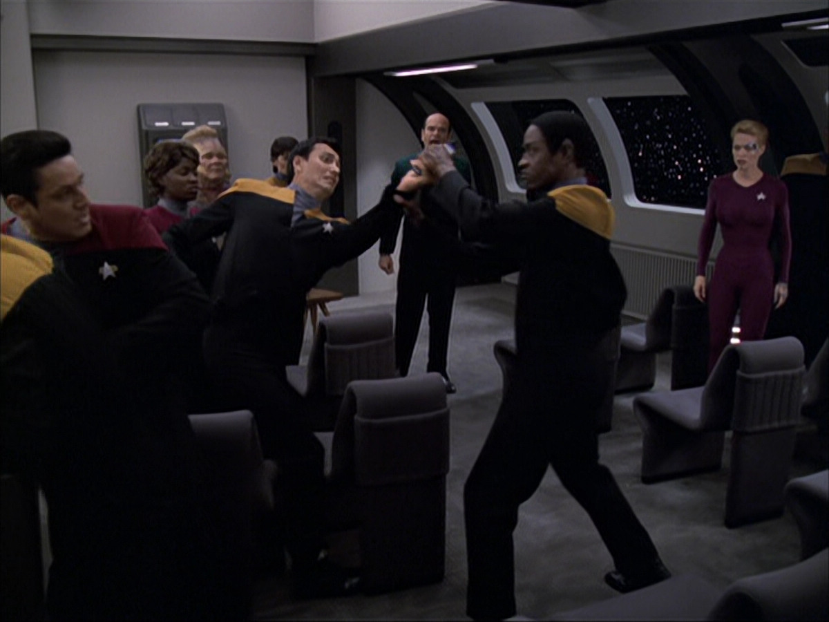 extant_StarTrek_VOY_6x04-TinkerTenorDoctorSpy_00147.jpg