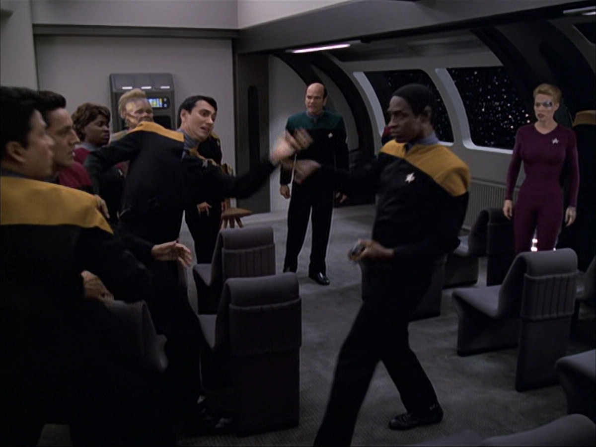 extant_StarTrek_VOY_6x04-TinkerTenorDoctorSpy_00148.jpg