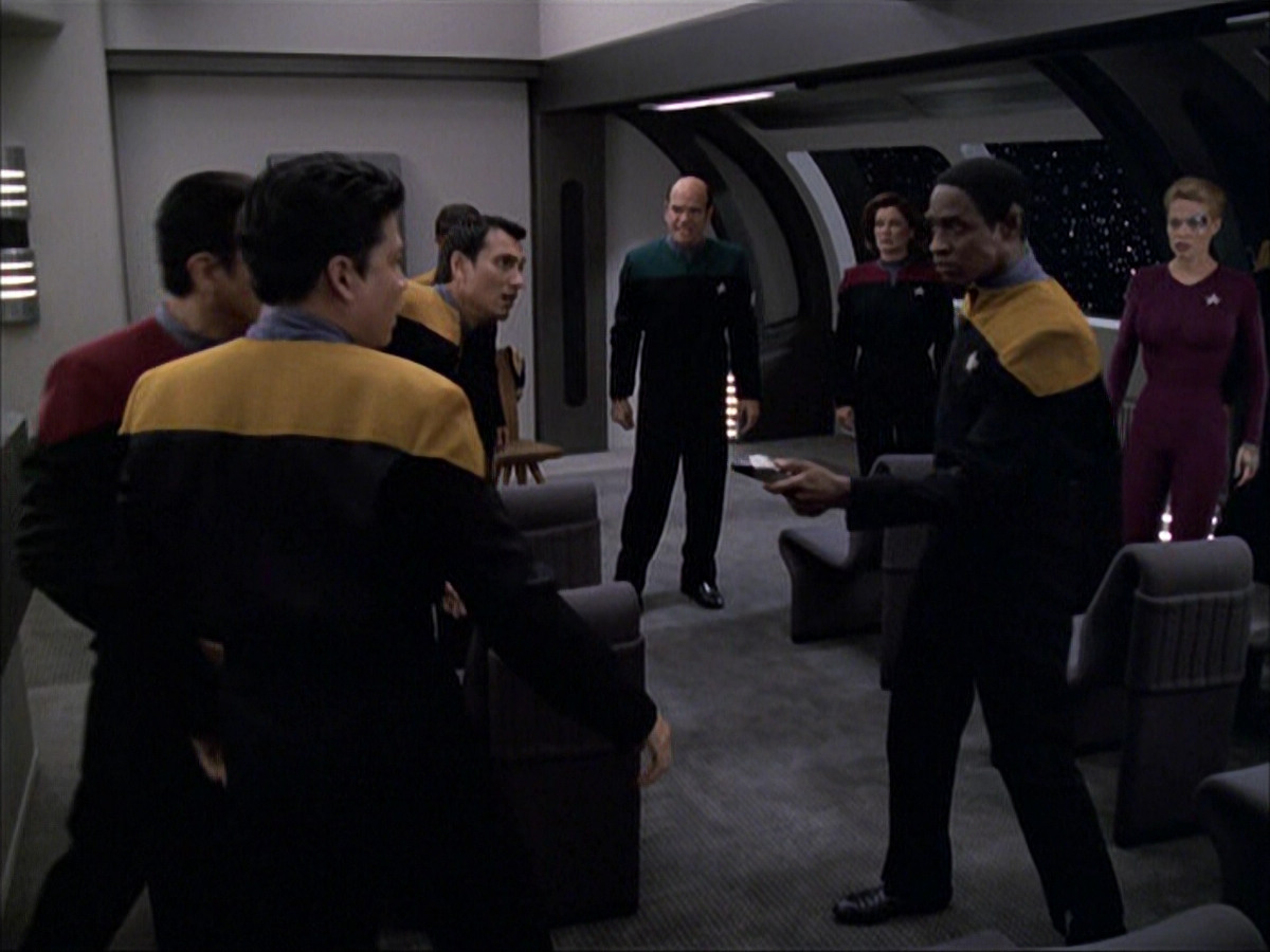 extant_StarTrek_VOY_6x04-TinkerTenorDoctorSpy_00149.jpg