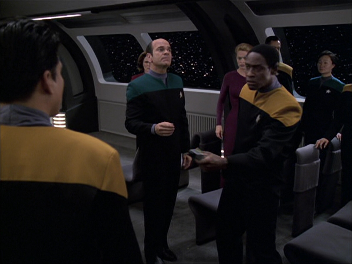 extant_StarTrek_VOY_6x04-TinkerTenorDoctorSpy_00169.jpg