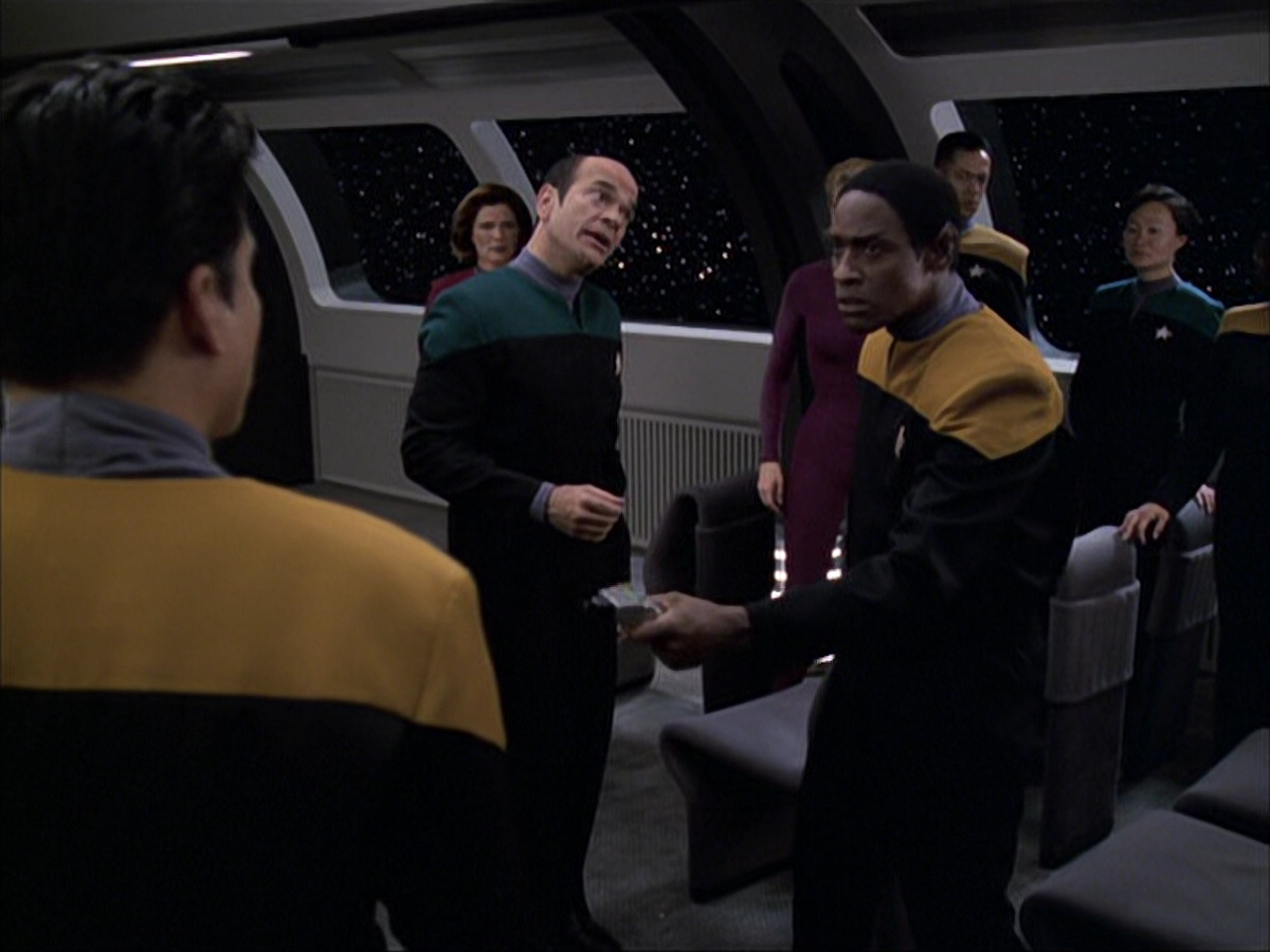 extant_StarTrek_VOY_6x04-TinkerTenorDoctorSpy_00170.jpg