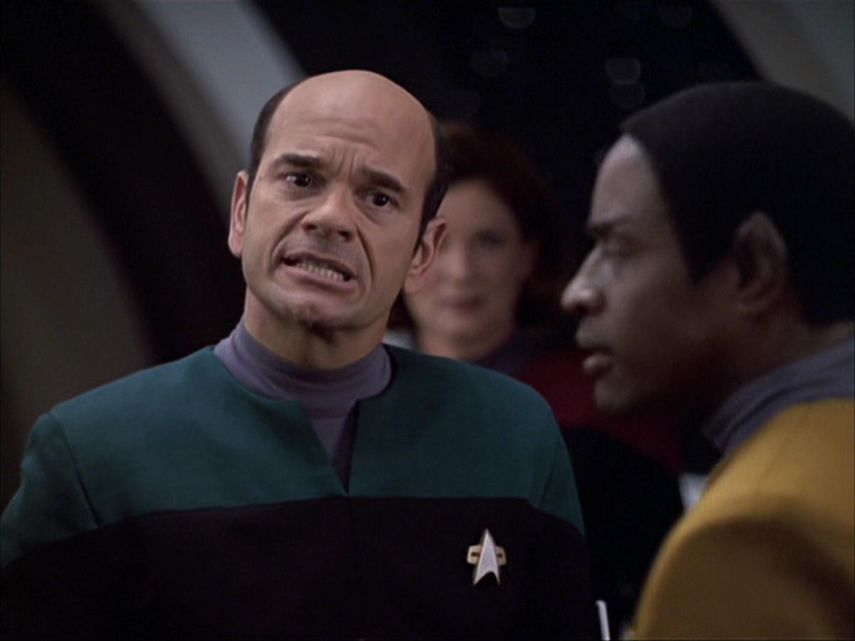 extant_StarTrek_VOY_6x04-TinkerTenorDoctorSpy_00177.jpg