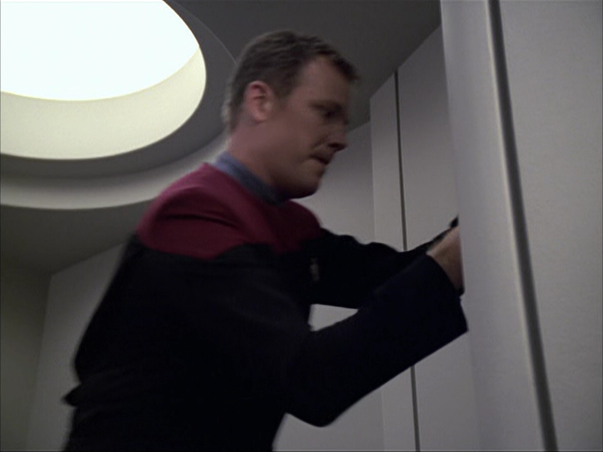 extant_StarTrek_VOY_6x04-TinkerTenorDoctorSpy_00181.jpg
