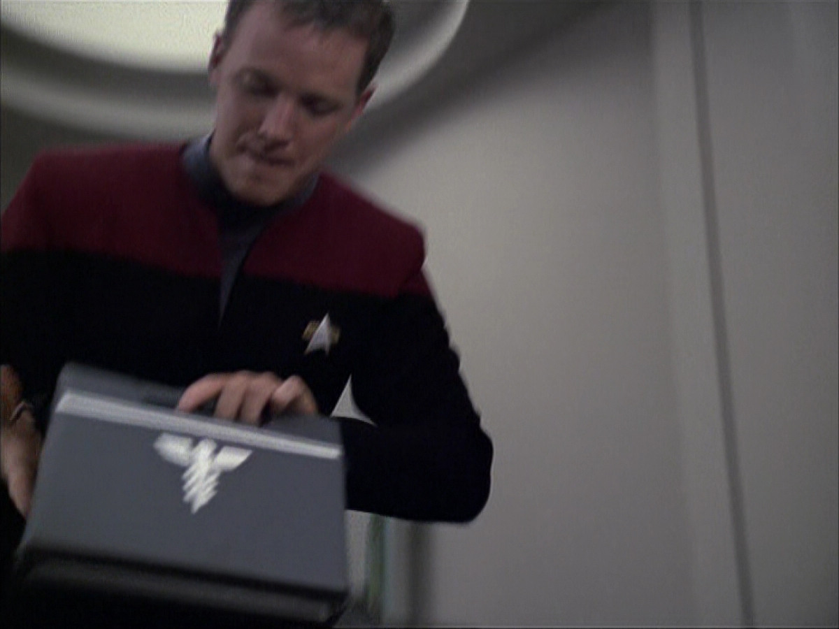 extant_StarTrek_VOY_6x04-TinkerTenorDoctorSpy_00182.jpg