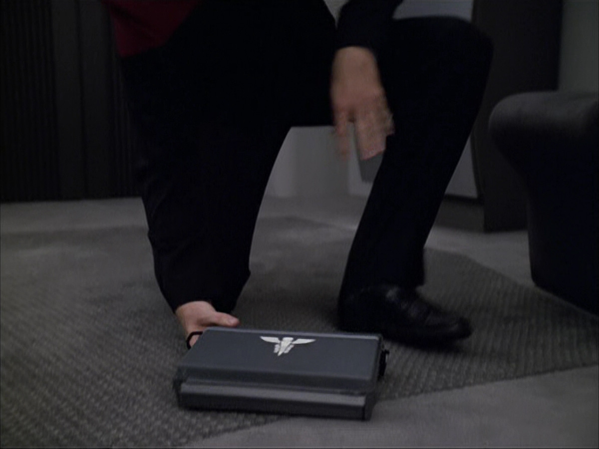 extant_StarTrek_VOY_6x04-TinkerTenorDoctorSpy_00183.jpg
