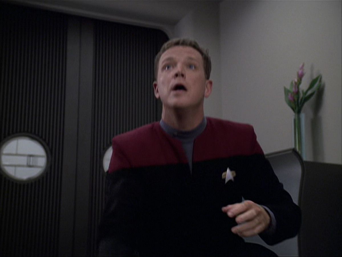 extant_StarTrek_VOY_6x04-TinkerTenorDoctorSpy_00195.jpg