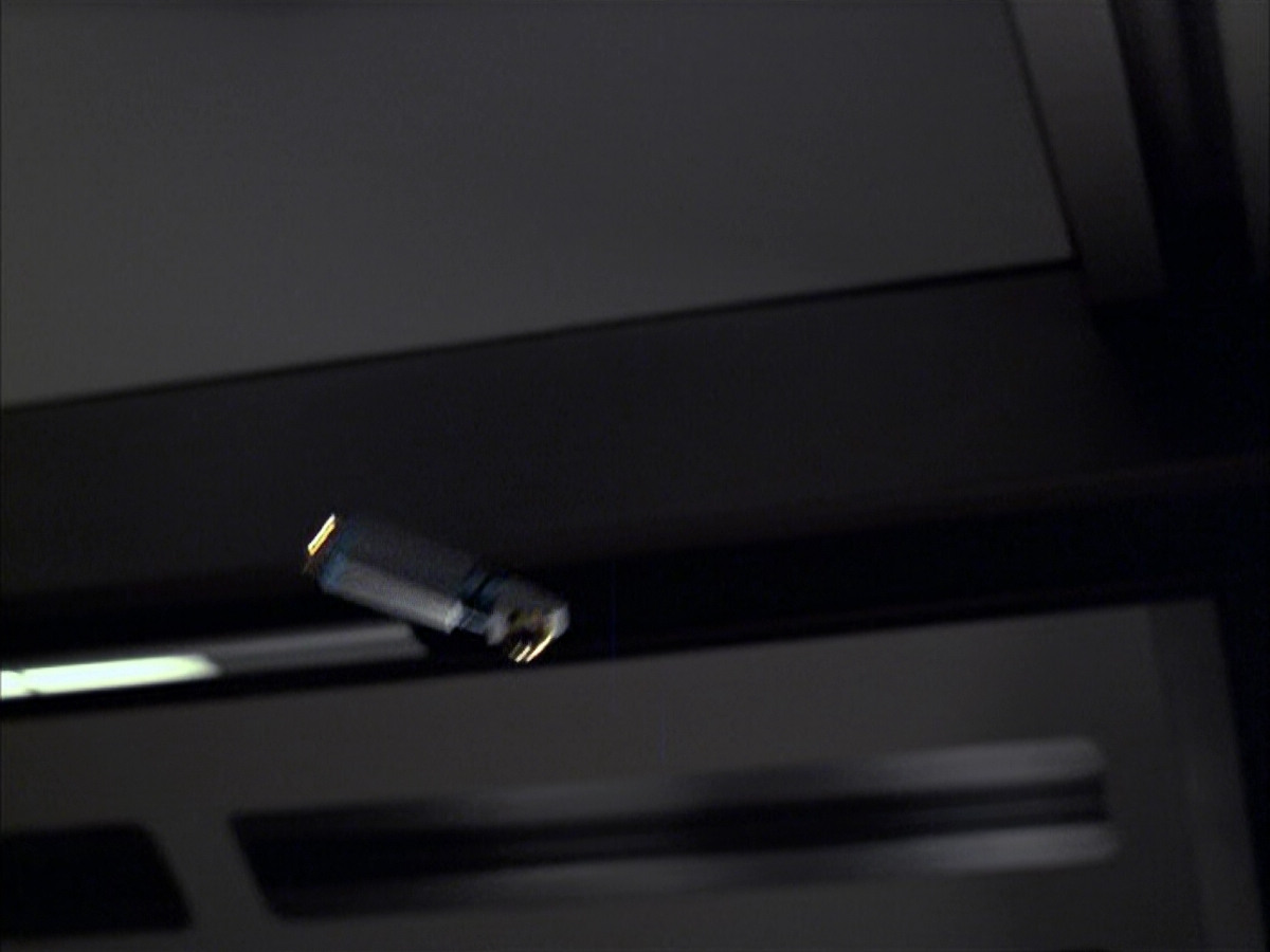 extant_StarTrek_VOY_6x04-TinkerTenorDoctorSpy_00200.jpg