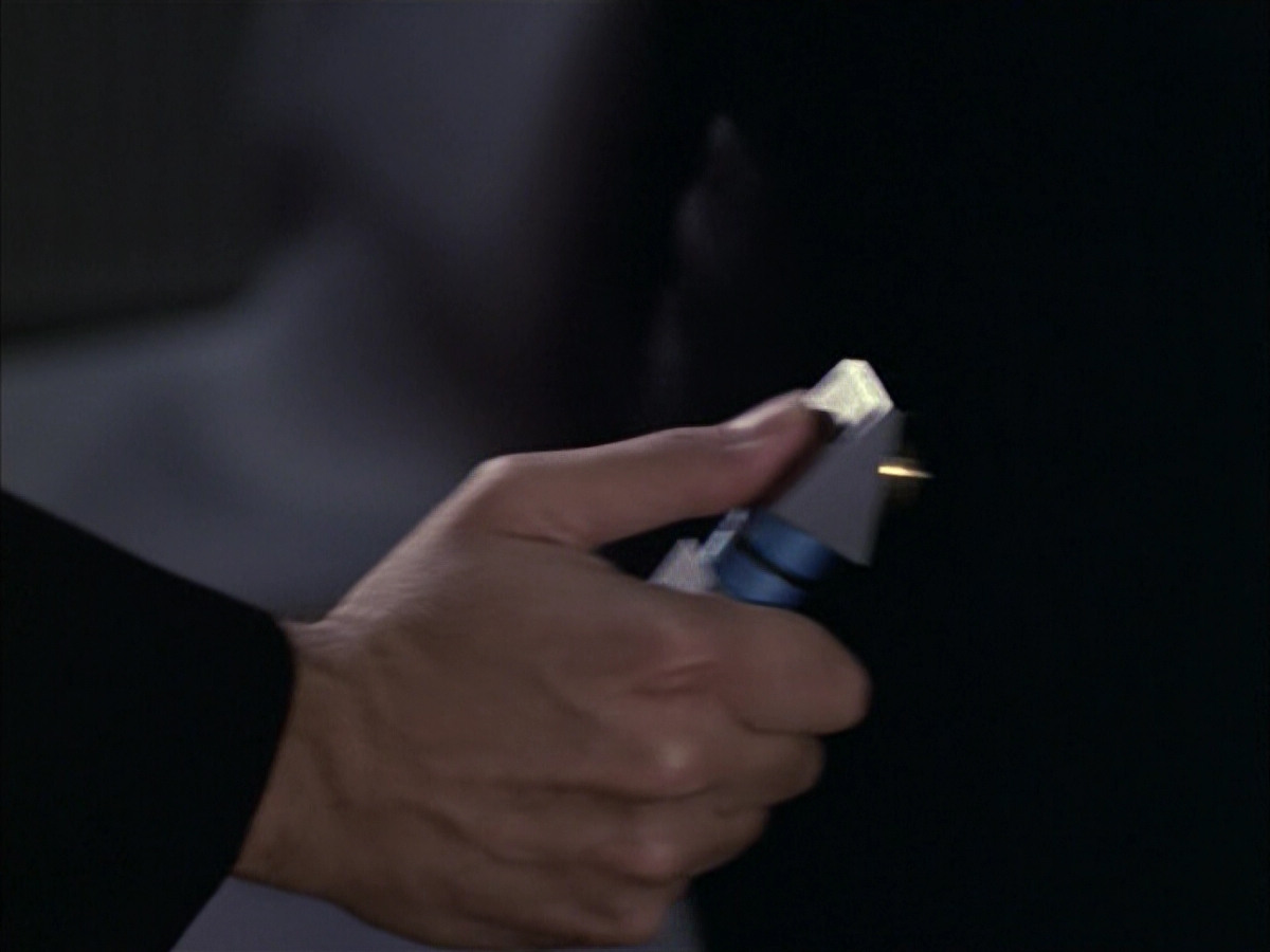 extant_StarTrek_VOY_6x04-TinkerTenorDoctorSpy_00206.jpg