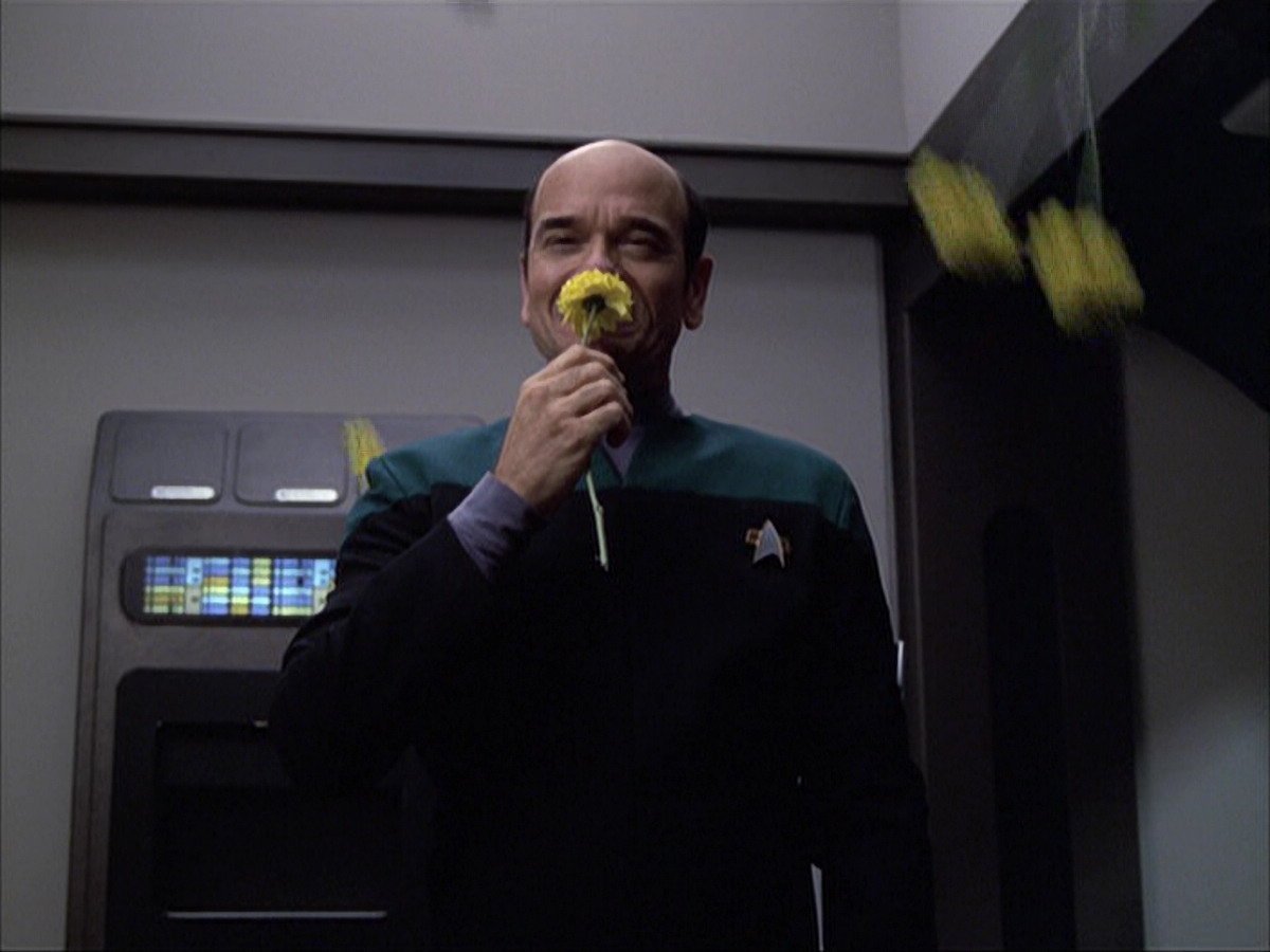 extant_StarTrek_VOY_6x04-TinkerTenorDoctorSpy_00245.jpg