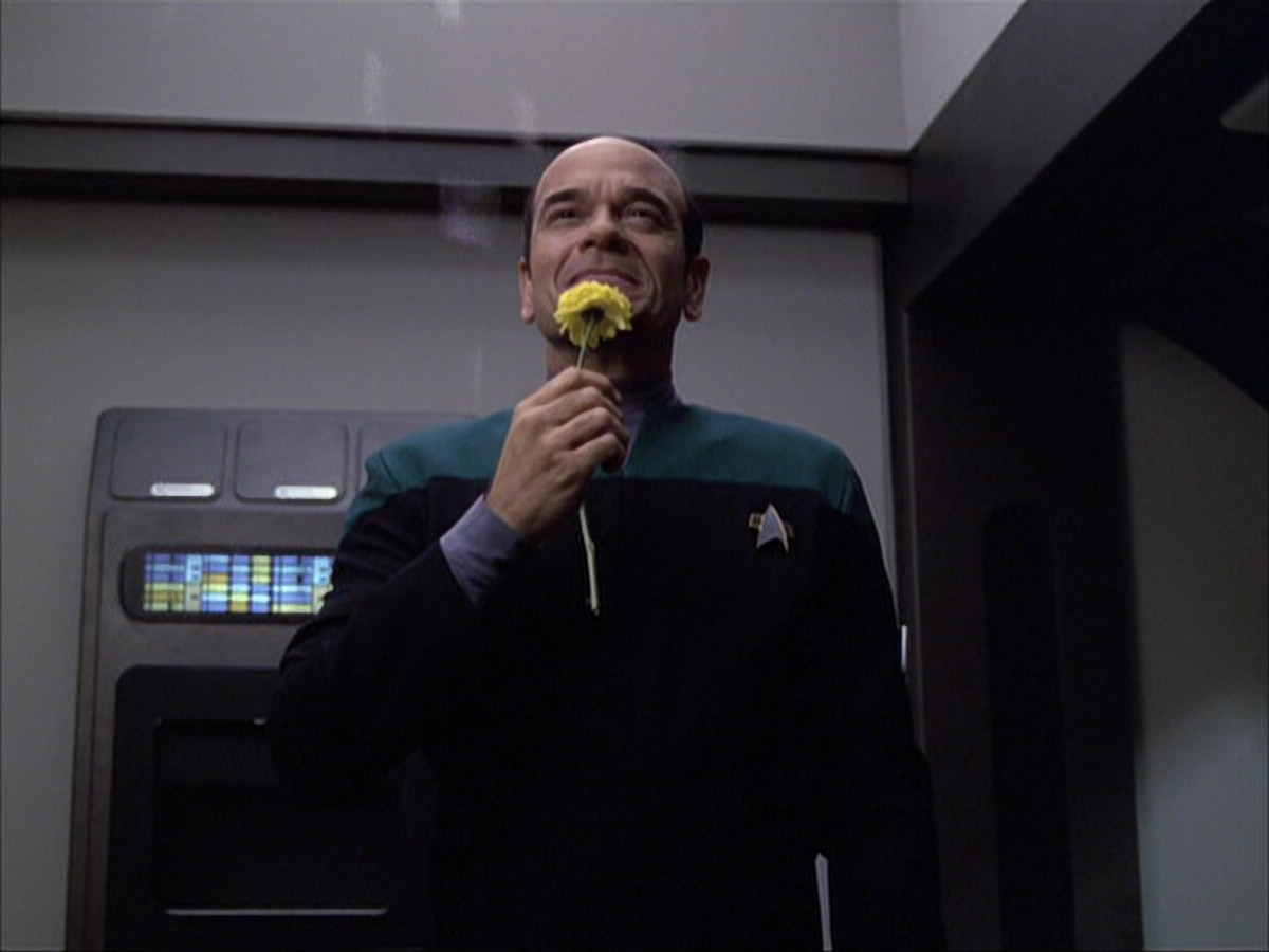 extant_StarTrek_VOY_6x04-TinkerTenorDoctorSpy_00246.jpg