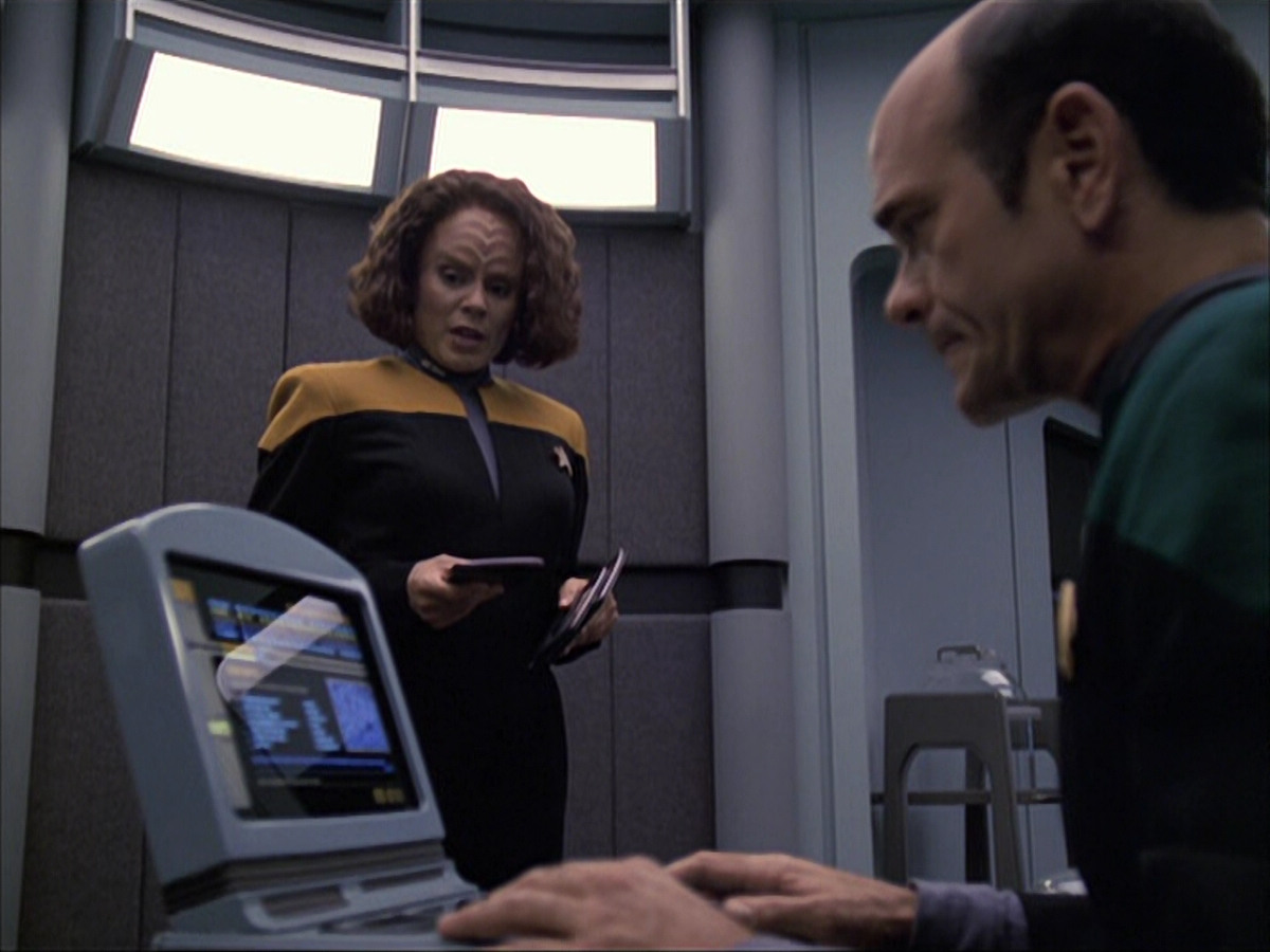 extant_StarTrek_VOY_6x04-TinkerTenorDoctorSpy_00261.jpg